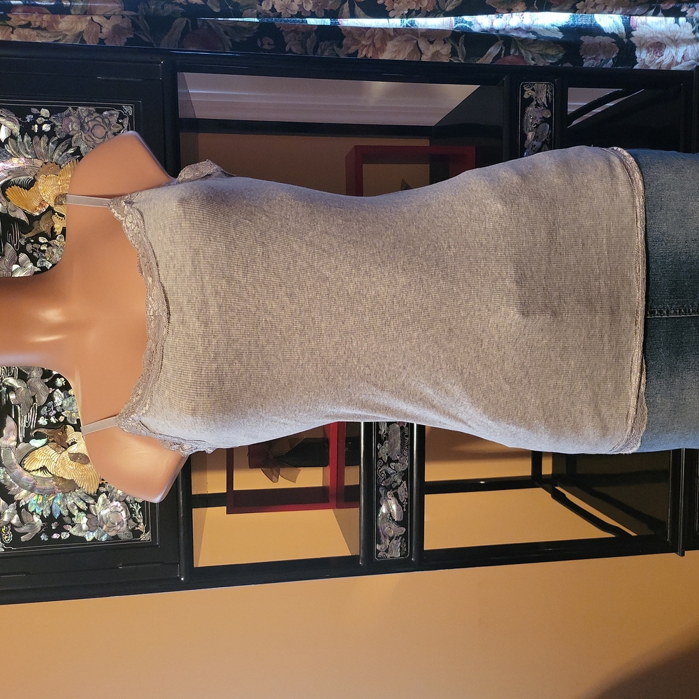 gray tank top